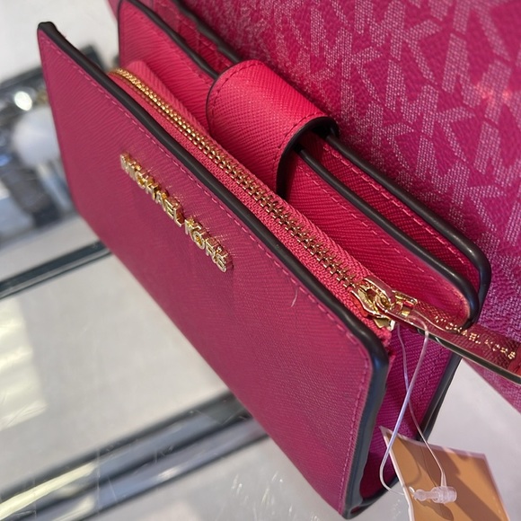 MICHAEL KORS
Medium Crossgrain Leather Wallet
Electric Pink 
NWT - Picture 6 of 16